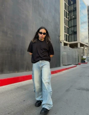 Street Style / Tshirt / Jeans / Modern / Design